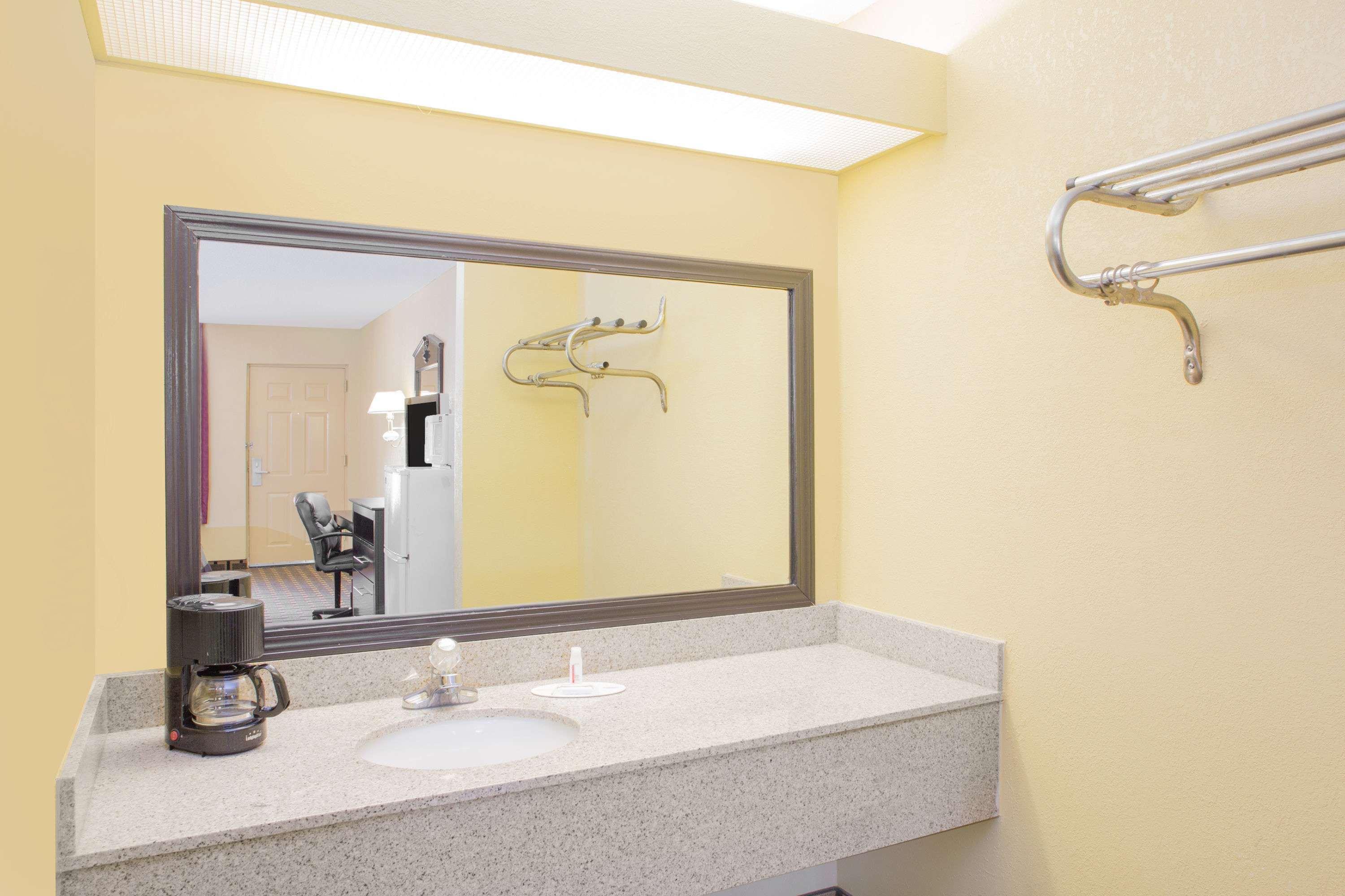Days Inn By Wyndham Andalusia Εξωτερικό φωτογραφία